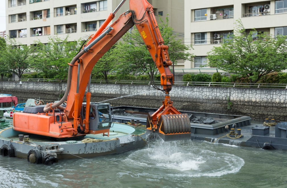 排水するショベルカー